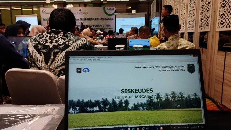 Kepala Desa, Sekretaris Desa, dan Kaur Keuangan Desa Pawalutan Kec Banjang Kab Hulu Sungai Utara Mengikuti Bimtek Siskeudes Link & CMSP Desa Bank Kalsel